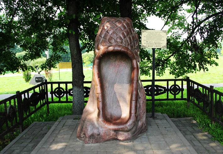 Памятник русскому лаптю в Вязьме