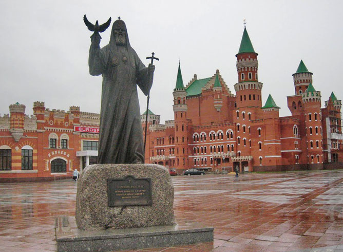 Памятник патриарху Алексию II