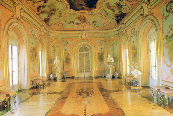 Внутри дворца