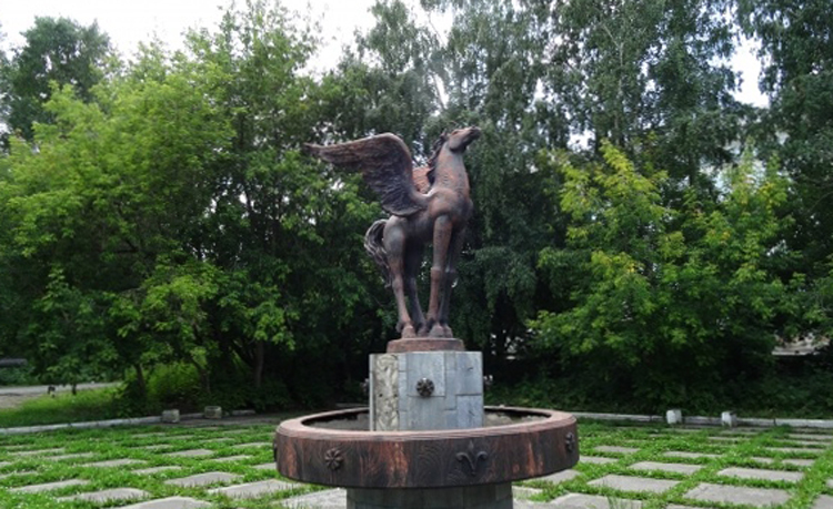 Скульптура крылатый конь