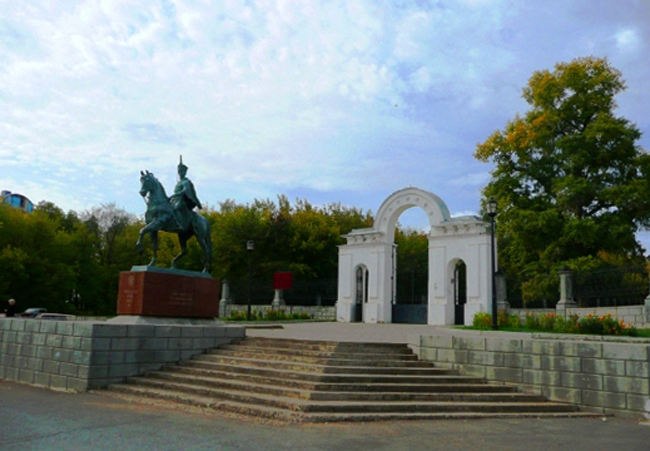 Мемориальное Троицкое кладбище и конный памятник Н.А.Дуровой