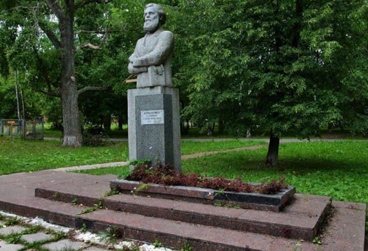 Памятник В. Г. Короленко