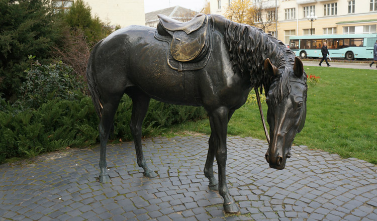 Памятник лошади