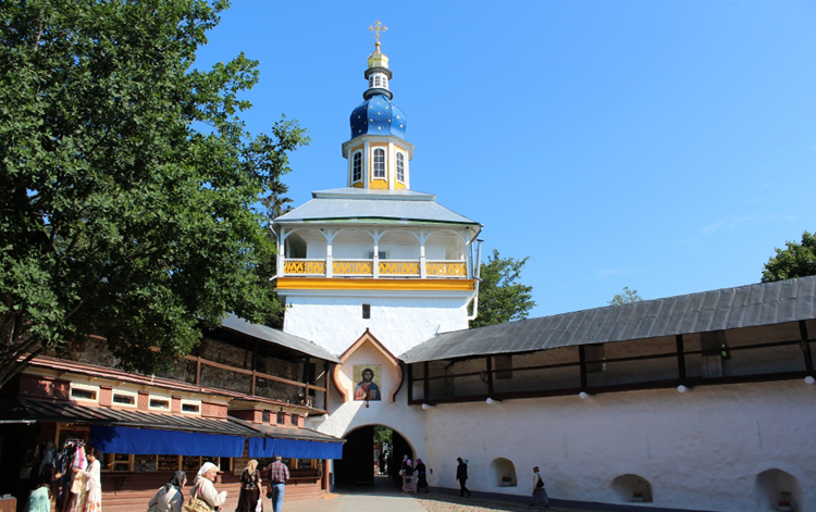 Святые врата Псково-Печерского монастыря