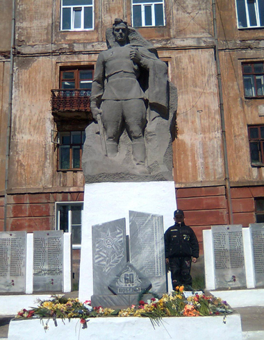 Памятник воинам-землякам в посёлке Вахруш