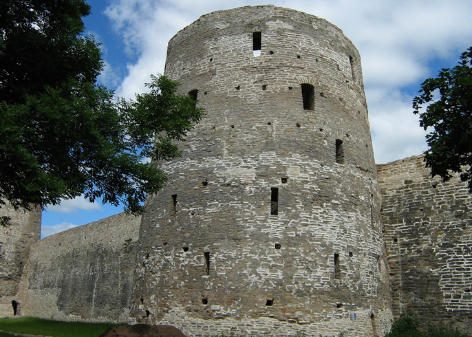 Башня Рябиновка в Изборской крепости