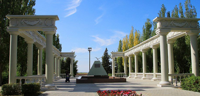 Памятник первостроителям Сталинградской ГЭС и города Волжского