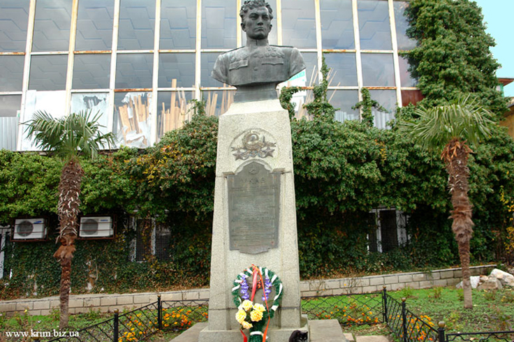 Памятник Амет-хану Султану