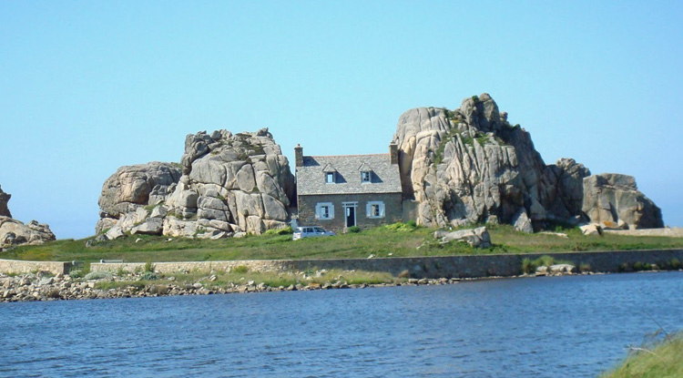 Дом между скалами