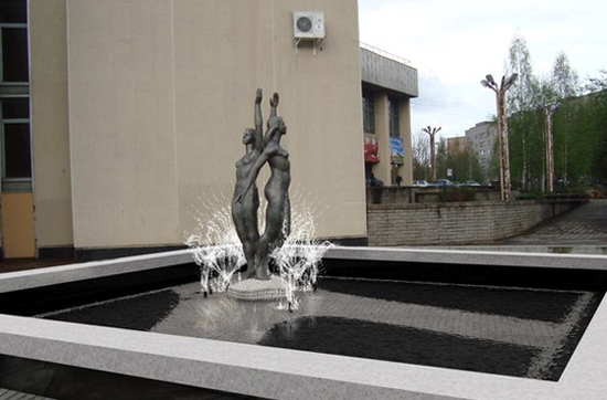 Статуи в фонтане у Дома Культуры «Янтарь»