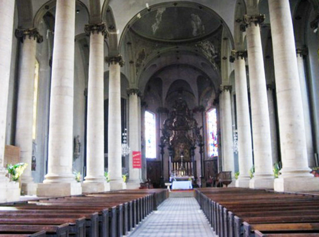 Внутри церкви Сен-Максим