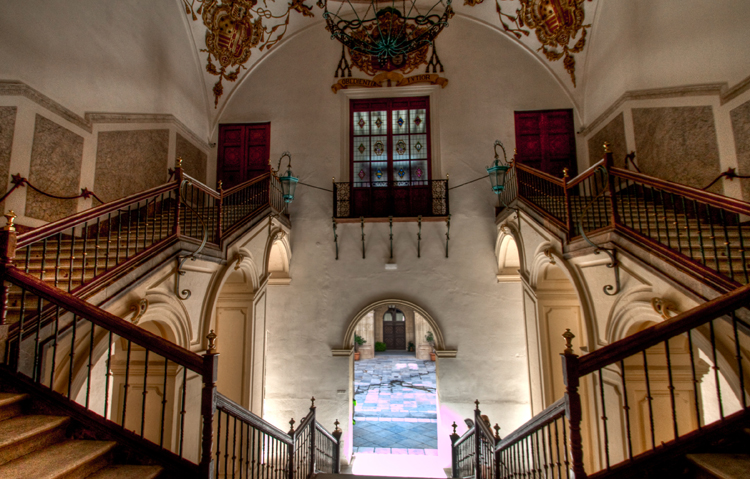 Внутри епископского дворца