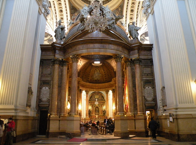 Внутри базилики