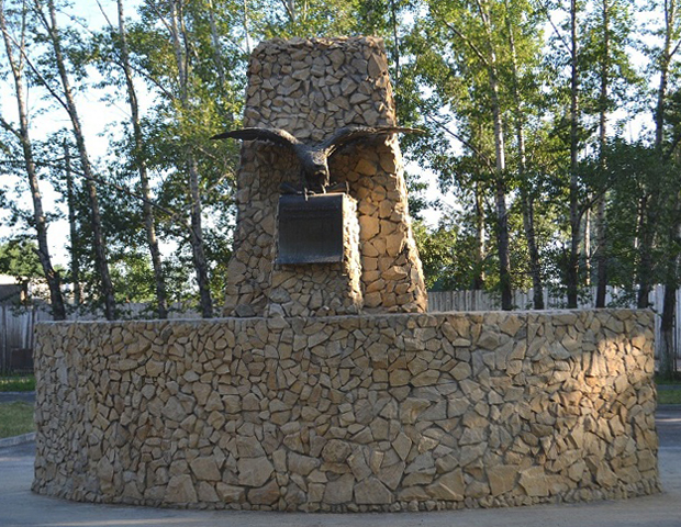 Памятник строителям города