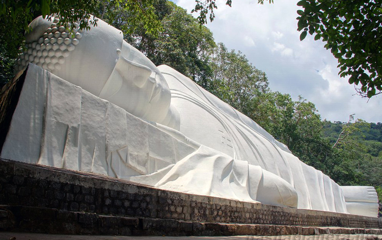 Статуя Лежащего Будды