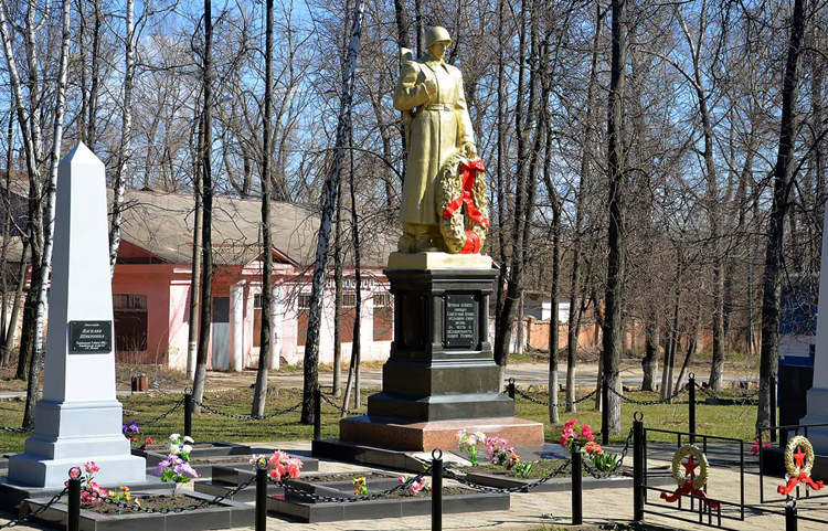 Памятник «Скорбящий воин с венком»