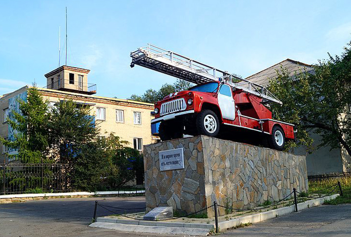 Памятник пожарной машине