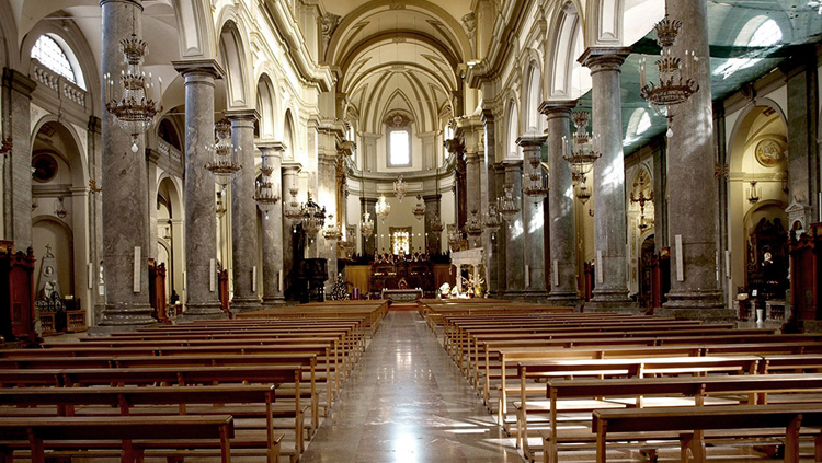 Внутри церкви Сан-Доменико