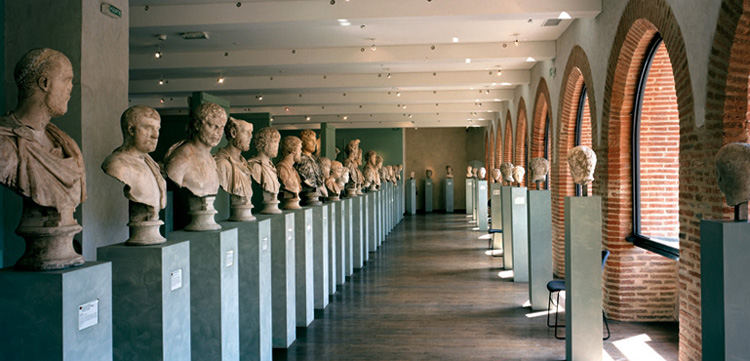 Внутри музея Сен-Раймон