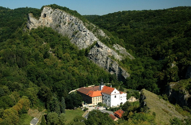 Монастырь Святой Ян под скалой