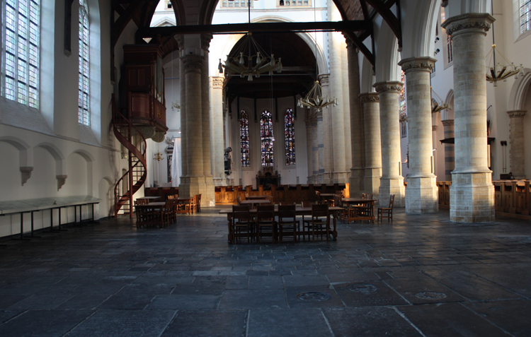 Внутри старой церкви