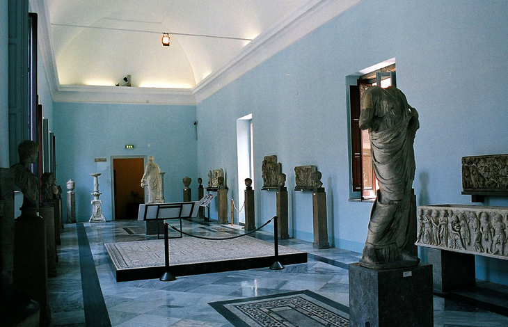 Внутри археологического музея