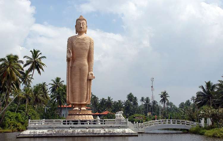 Памятник пострадавшим от цунами