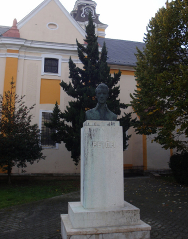 Памятник Шандору Петефи в Шарваре
