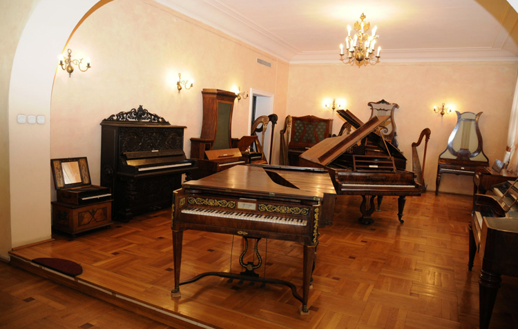 Внутри музея музыкальных инструментов