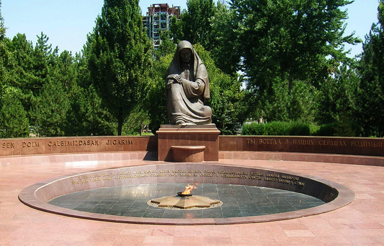 Памятник скорбящей матери