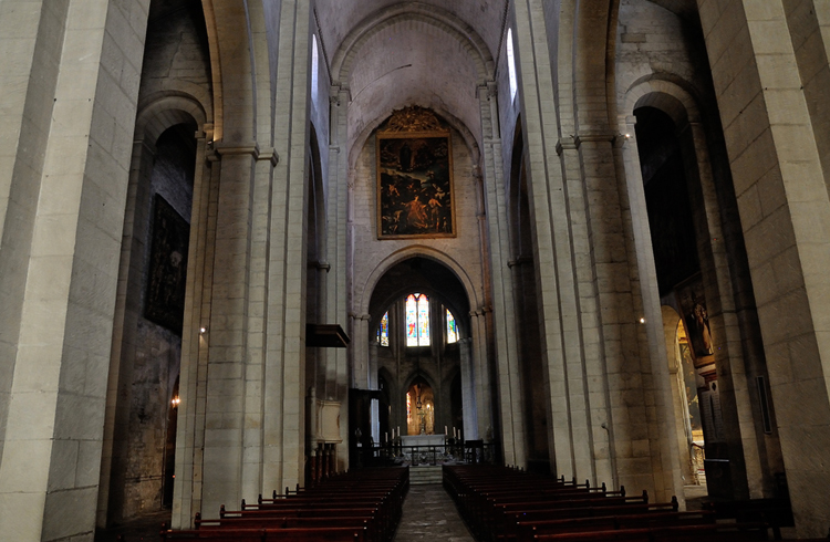 Внутри собора Святого Трофима