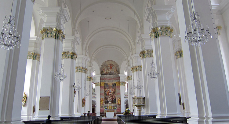 Внутри церкви иезуитов
