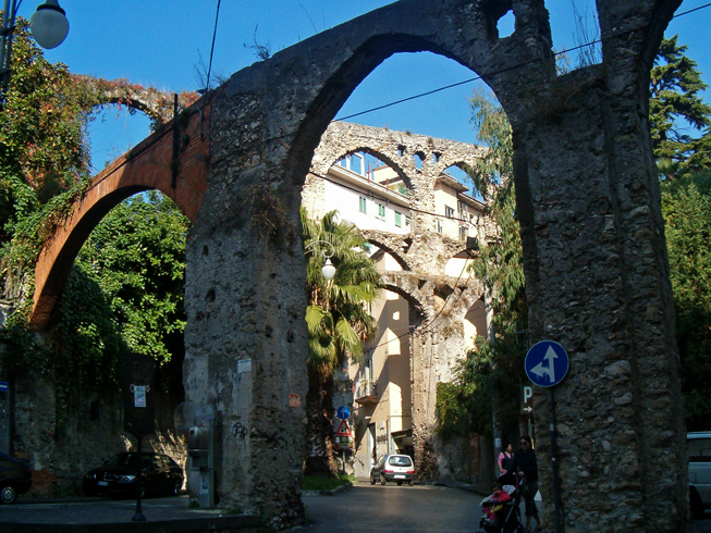 Средневековый акведук