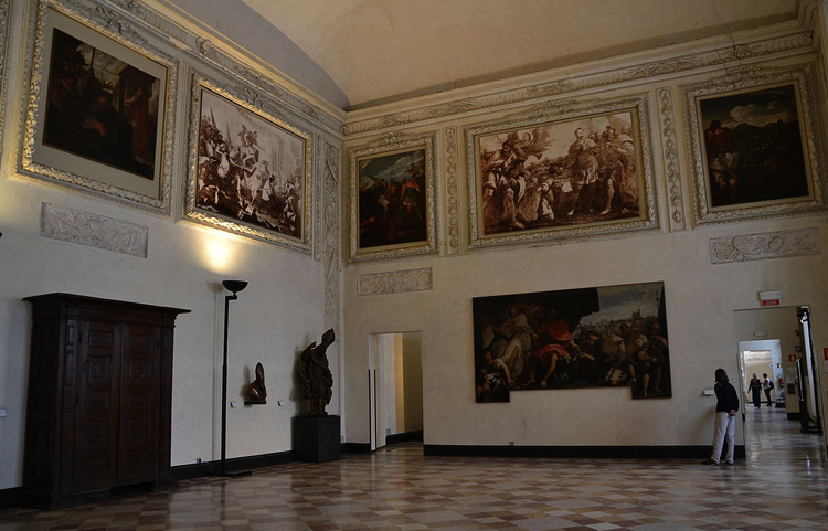 Картины внутри музея